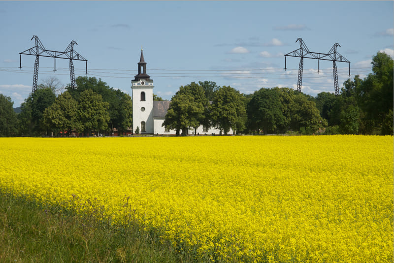 kyrkan_och_kraftledningen.jpg